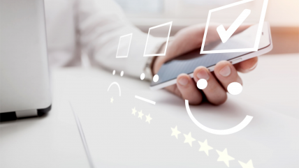 S-Business -asiakas puhelin kädessä yhteydessä asiakaspalveluun